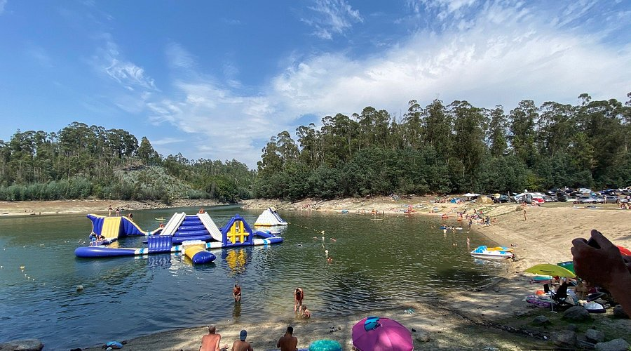 Praia do Ermal com parque aquático insuflável na albufeira