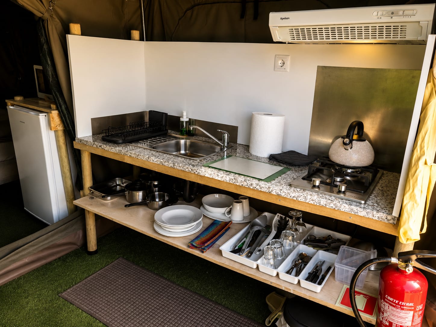 Cozinha privativa equipada dentro da tenda safari