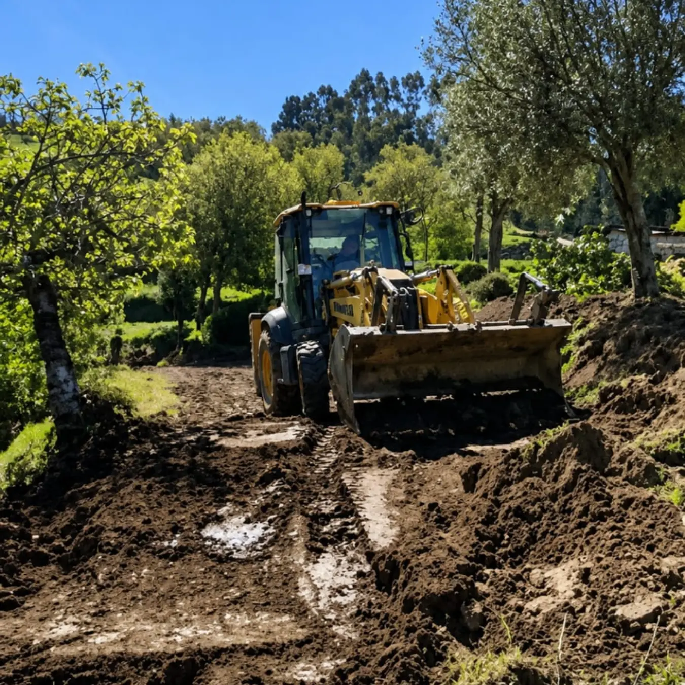Máquina a abrir caminho no terreno em Vieira do Minho