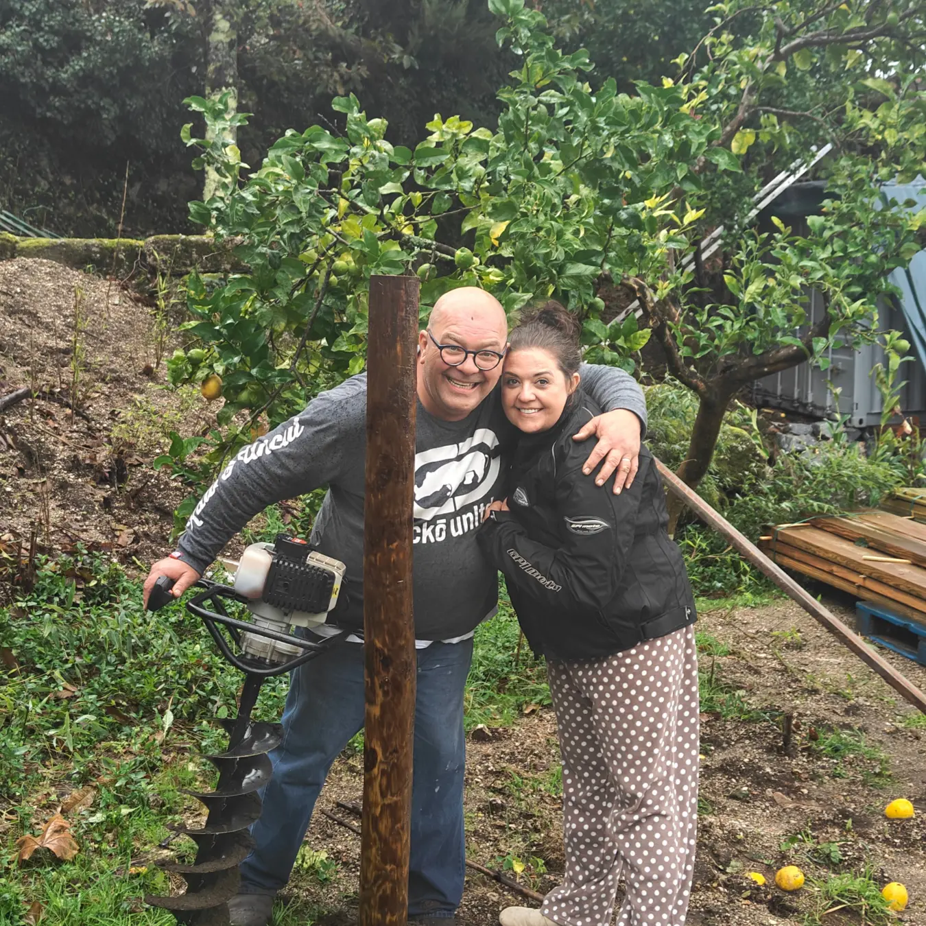 António e Saydi durante os trabalhos de construção