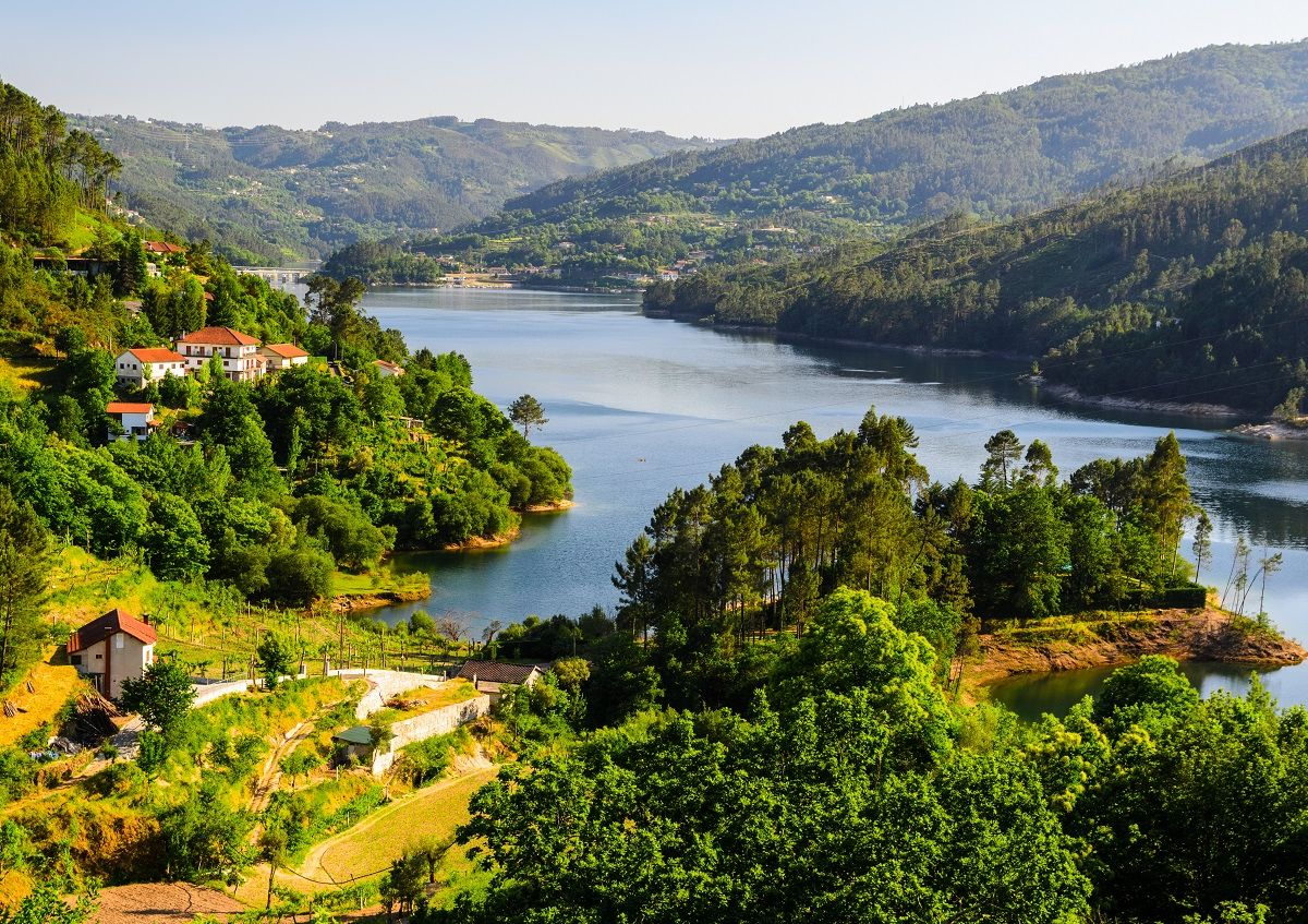 Albufeira verde-esmeralda rodeada de montanhas no Parque Nacional da Peneda-Gerês