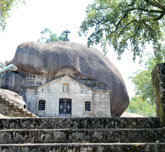 Capela da Senhora da Lapa abrigada por um enorme rochedo de granito