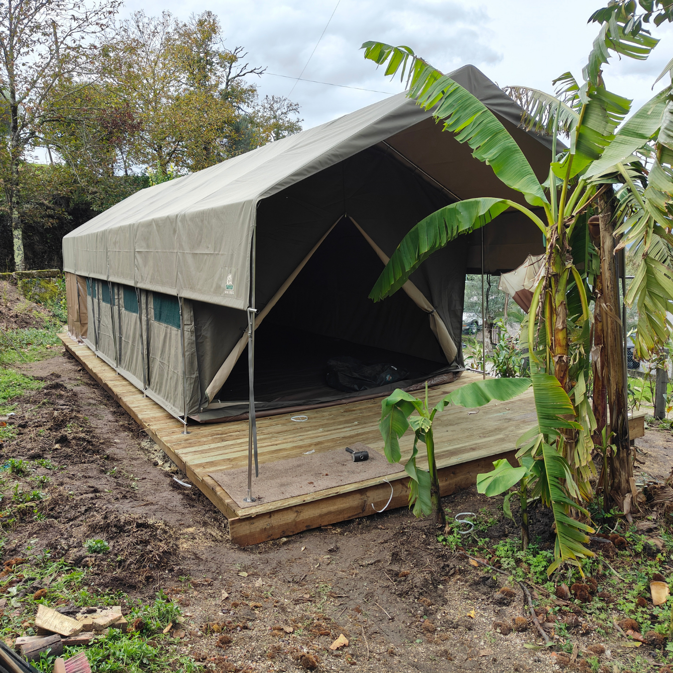 A primeira tenda do Safari Glamping durante a construção