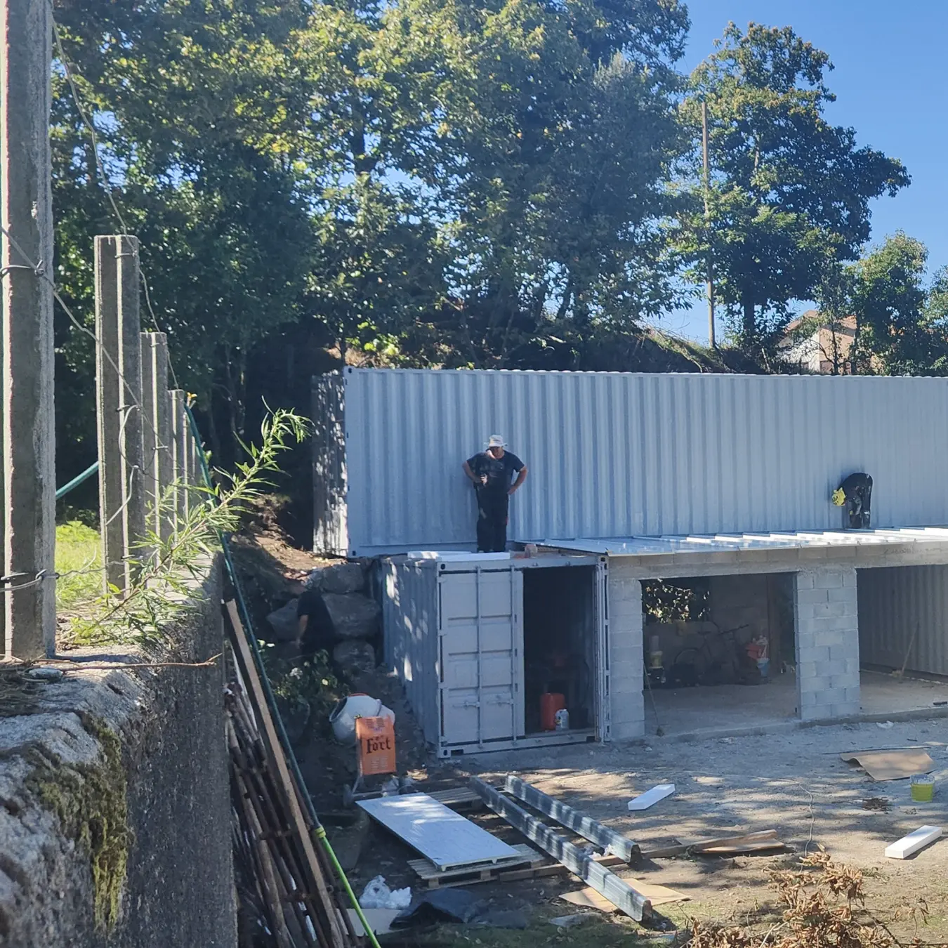 Contentores e obra da zona de apoio