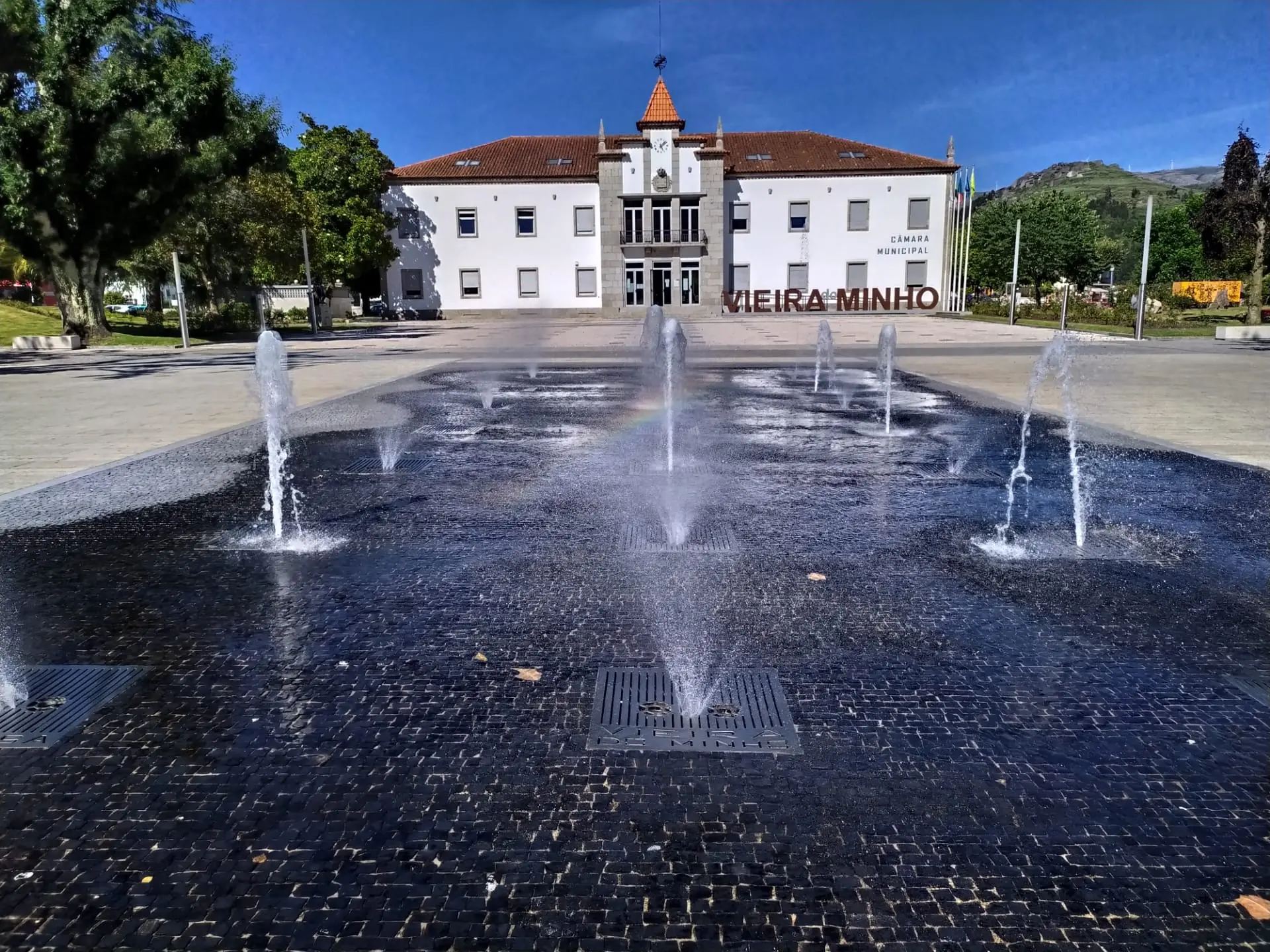 Centro de Vieira do Minho, com o edifício da câmara e a fonte