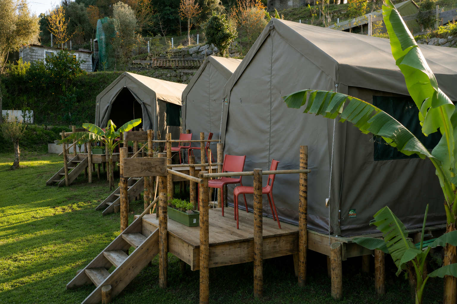 Exterior das tendas safari com terraços privados