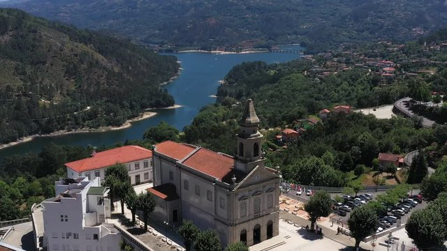 Vista aérea do santuário de São Bento da Porta Aberta junto à albufeira da Caniçada