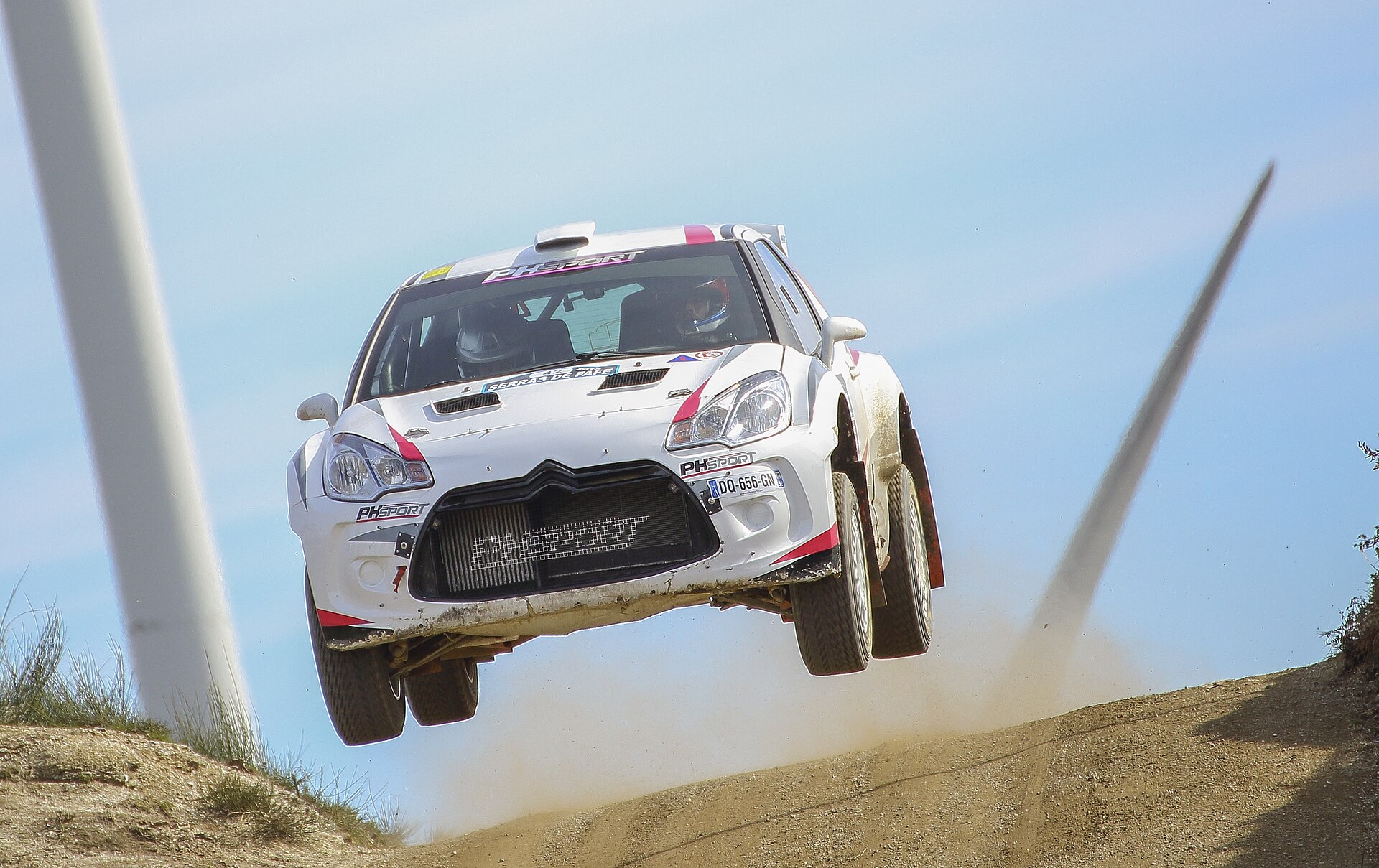 Carro de rali em salto na terra no Rali Serras de Fafe, Norte de Portugal