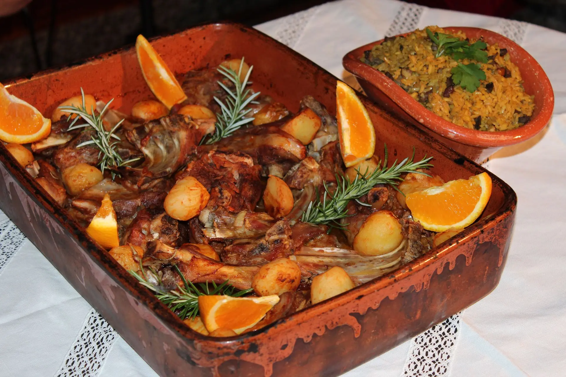 Prato tradicional de carne assada com batatinhas e arroz
